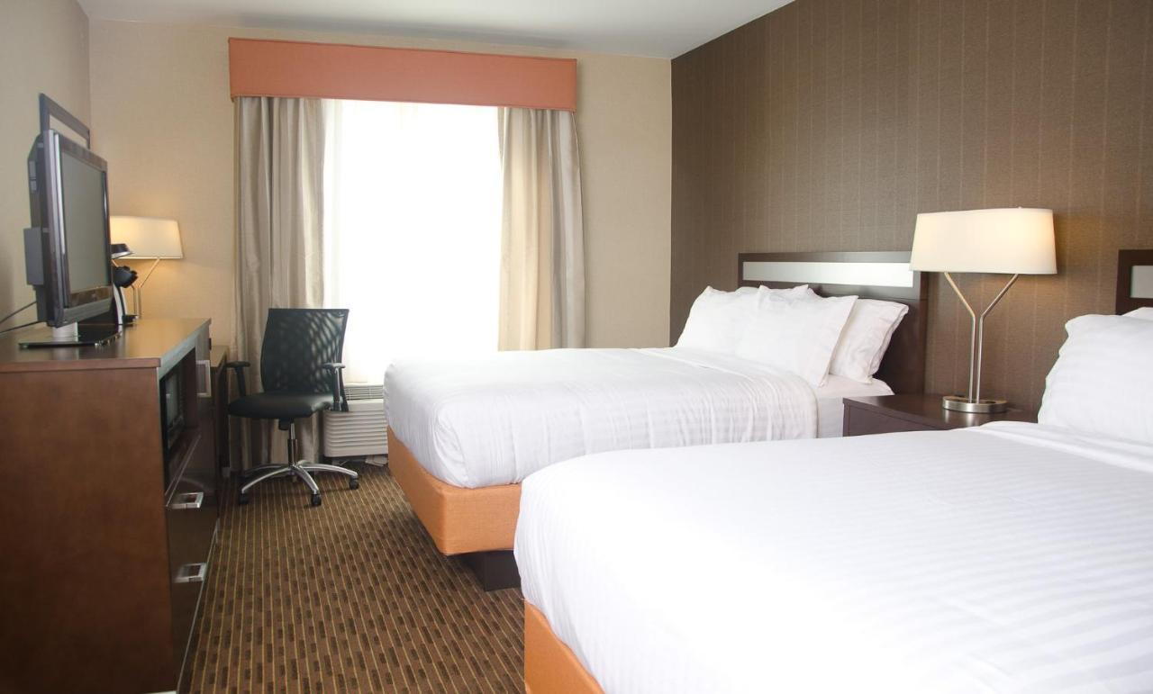 Holiday Inn Express Hotel & Suites Watertown - Thousand Islands, An Ihg Hotel Ngoại thất bức ảnh