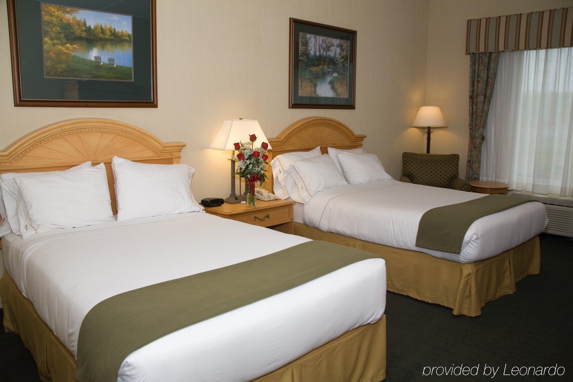 Holiday Inn Express Hotel & Suites Watertown - Thousand Islands, An Ihg Hotel Phòng bức ảnh